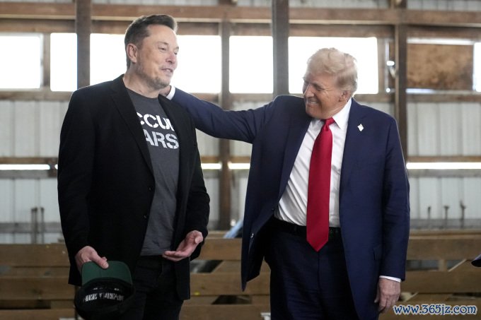 Ông Donald Trump và ông Elon Musk tại Butler, bang Pennsylvania ngày 5/10. Ảnh: AP